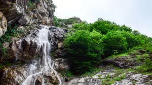 优美的山间瀑布风景_9