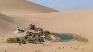 鸣沙山月牙泉风景图片_3