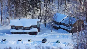 冬季唯美雪中小屋图片_2