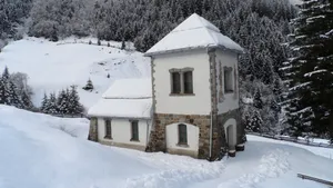 冬季唯美雪中小屋图片_3