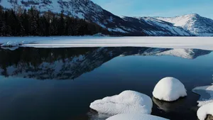 冬季喀纳斯湖雪景图片_11