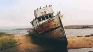 破烂废弃的船舶图片_11