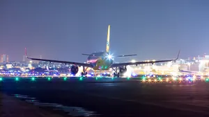 夜晚起飞的飞机图片_7