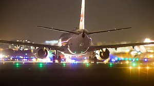 夜晚起飞的飞机图片_10