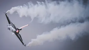 天空中飞行的飞机图片