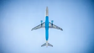 天空中飞行的飞机图片_5