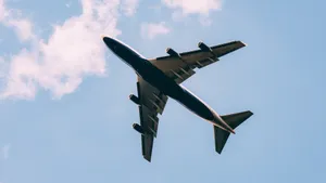天空中飞行的飞机图片_7
