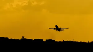天空中飞行的飞机图片_9