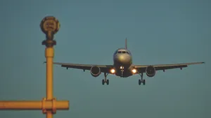 天空中飞行的飞机图片_11