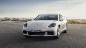 保时捷Panamera 4 E-Hybrid汽车图片_1