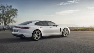 保时捷Panamera 4 E-Hybrid汽车图片_5