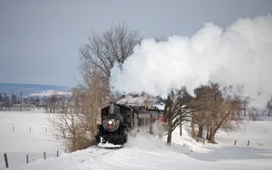 冬季风雪中行驶的火车壁纸