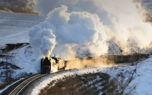 冬季风雪中行驶的火车壁纸_5