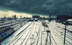 冬季风雪中行驶的火车壁纸_7