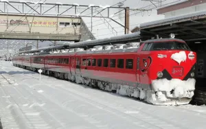 冬季风雪中行驶的火车壁纸_9