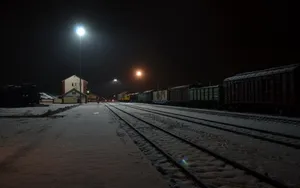 冬季风雪中行驶的火车壁纸_13