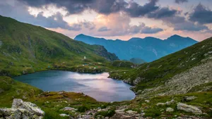 风景怡人的湖泊山水图片_12