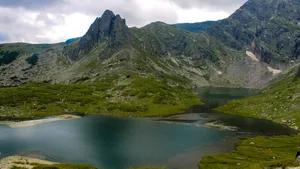 风景怡人的湖泊山水图片_13