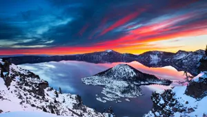 美丽的火山湖图片壁纸_2