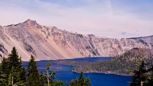美丽的火山湖图片壁纸_3