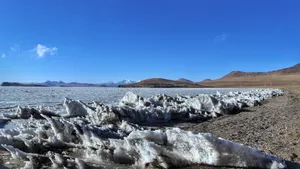 西藏冬季的少女之湖普姆雍措图片_11