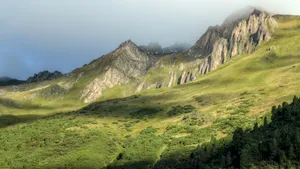 陡峭的山峰山脉图片_3
