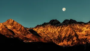 陡峭的山峰山脉图片_4