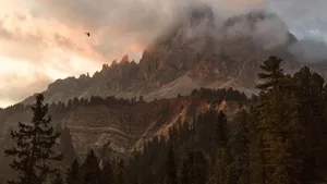 陡峭的山峰山脉图片_6