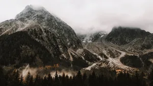 陡峭的山峰山脉图片_7