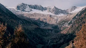 陡峭的山峰山脉图片_10