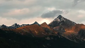 陡峭的山峰山脉图片_11