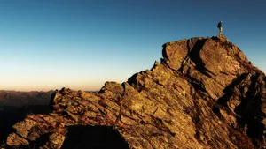 陡峭的山峰山脉图片_12