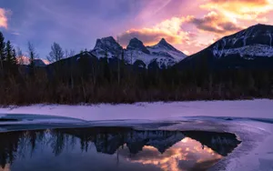 冰封的湖泊雪山图片_3