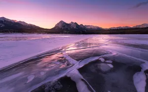 冰封的湖泊雪山图片_4