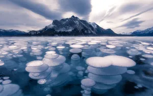 冰封的湖泊雪山图片_5