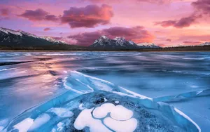 冰封的湖泊雪山图片_7
