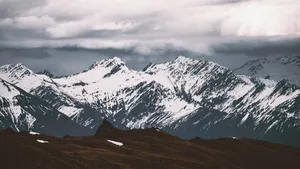 美丽的雪山风景图片_5