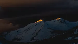 美丽的雪山风景图片_11