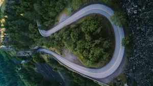 蜿蜒盘旋的公路图片_2