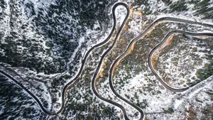 蜿蜒盘旋的公路图片_3