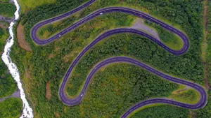 蜿蜒盘旋的公路图片_4