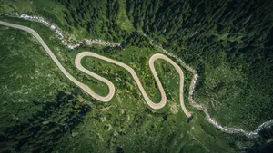 蜿蜒盘旋的公路图片_5