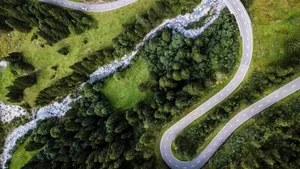 蜿蜒盘旋的公路图片_8