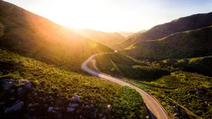 蜿蜒盘旋的公路图片_9