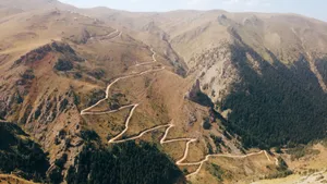 蜿蜒盘旋的公路图片_11