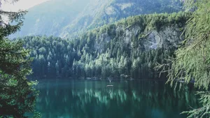 宁静的湖泊风景图片_6