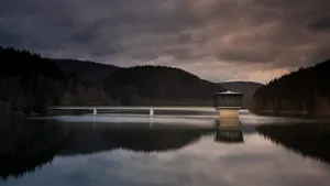 宁静的湖泊风景图片_8