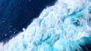 翻滚的巨浪海浪图片