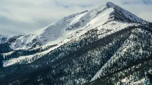 冰冷的雪山风景图片_4
