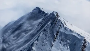 冰冷的雪山风景图片_8